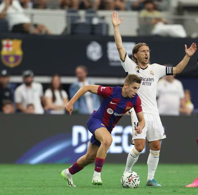 那不勒斯传射建功，莱比锡新星横空出世，场边球探频频记笔记的简单介绍